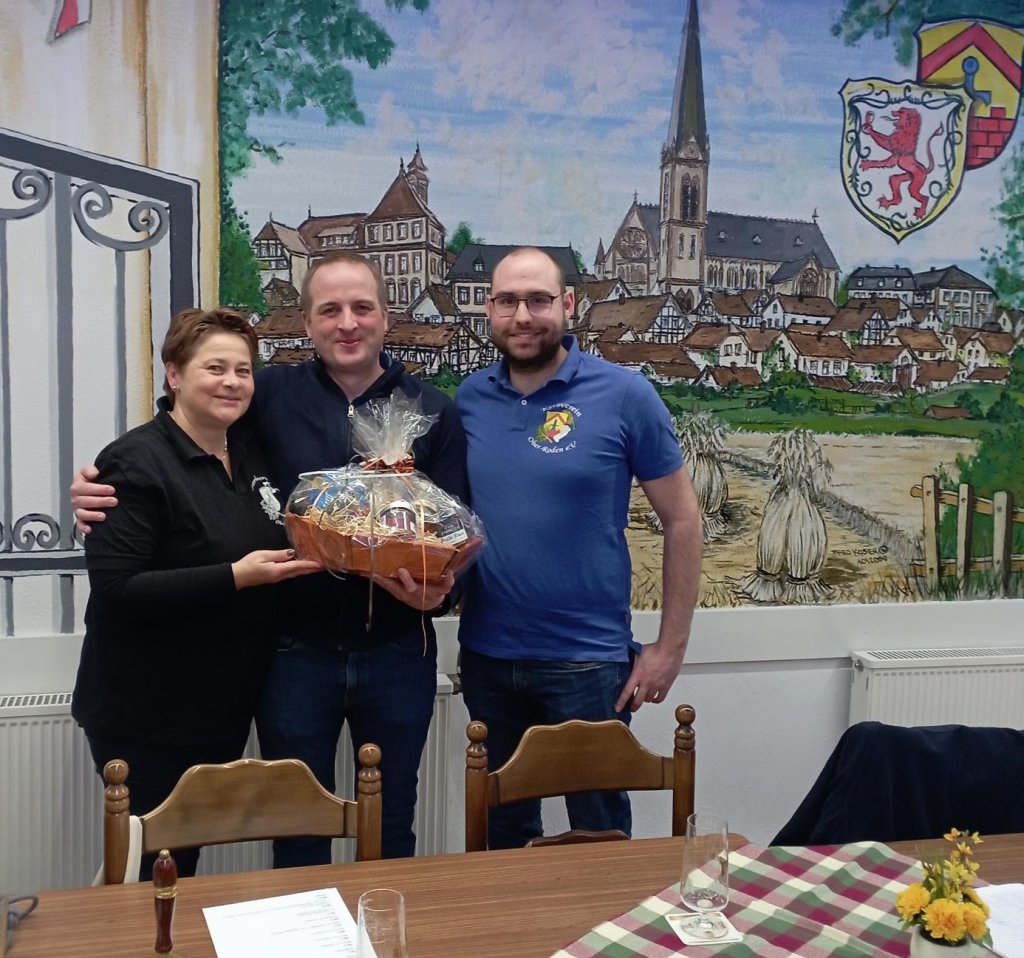 MitgliederversammlungKerbverein Ober-Roden-2022 Geschenkübergabe